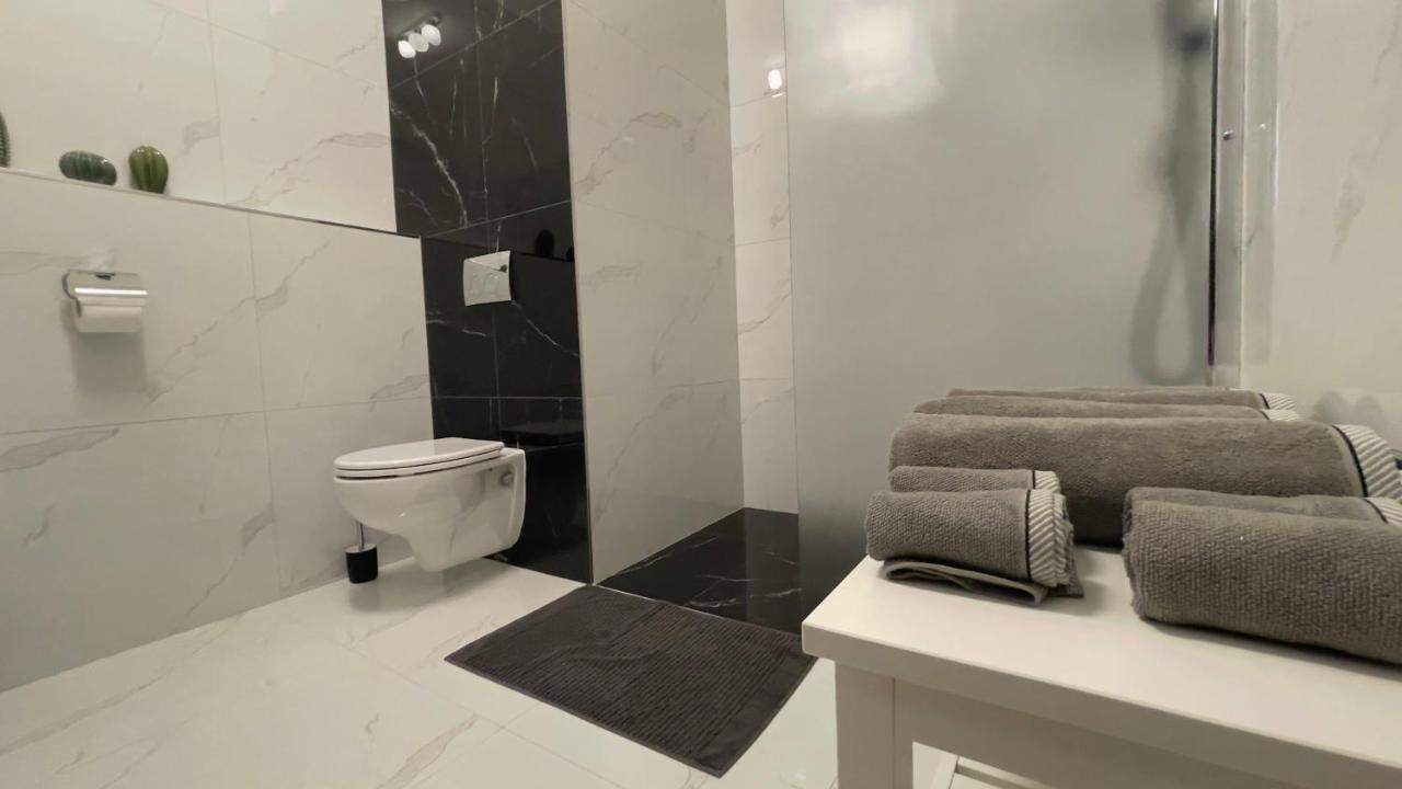 R&J Apartmany Броумов Экстерьер фото