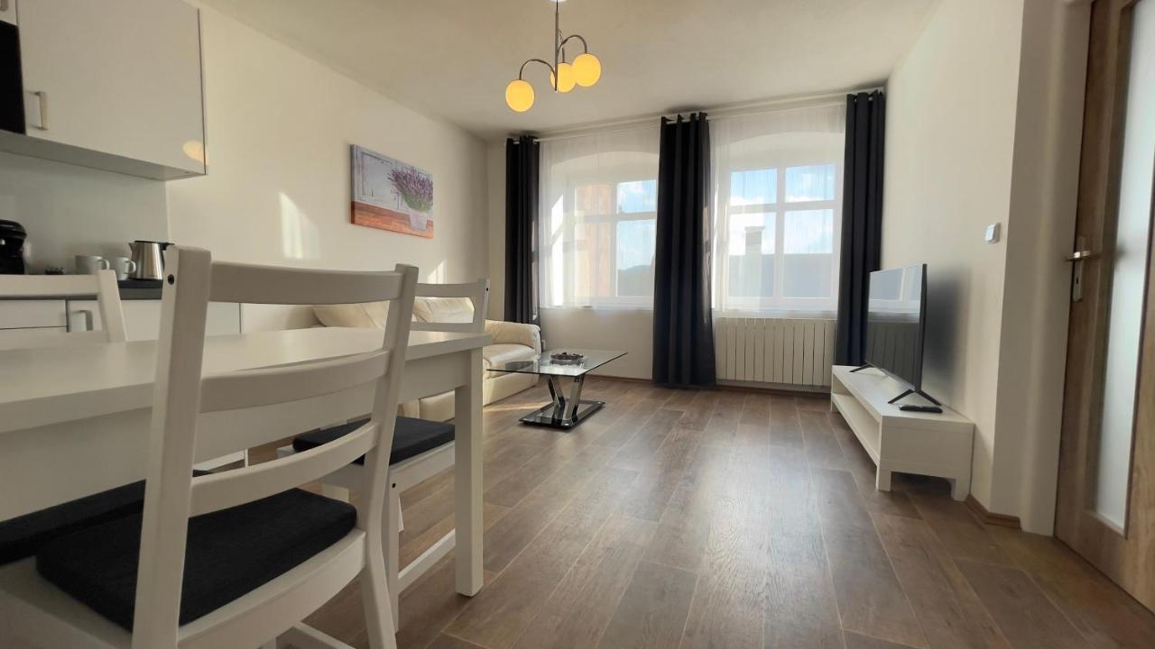 R&J Apartmany Броумов Экстерьер фото