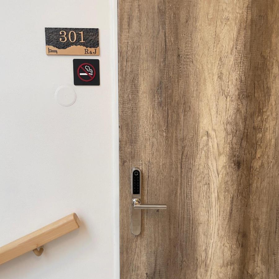 R&J Apartmany Броумов Экстерьер фото