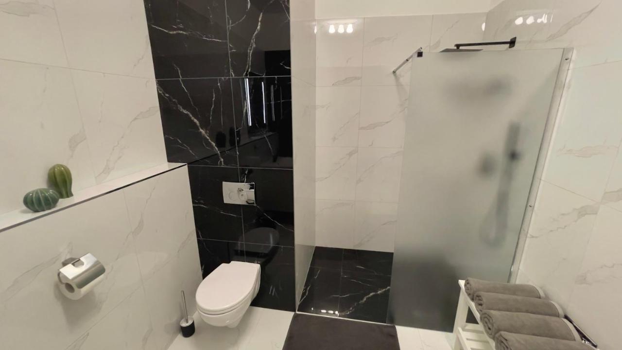 R&J Apartmany Броумов Экстерьер фото