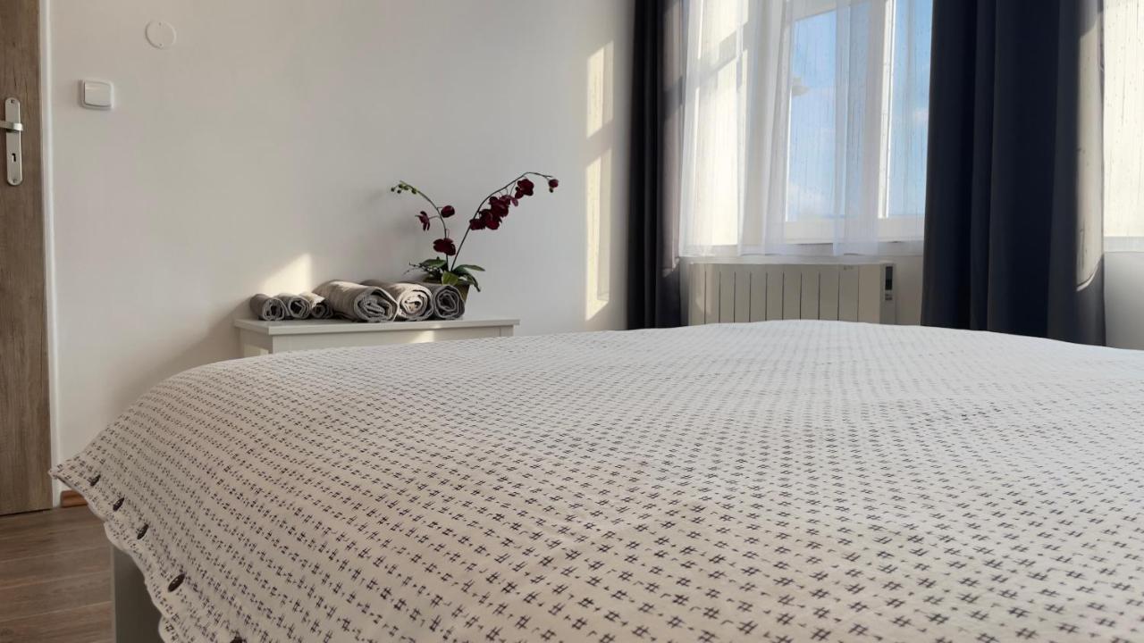 R&J Apartmany Броумов Экстерьер фото